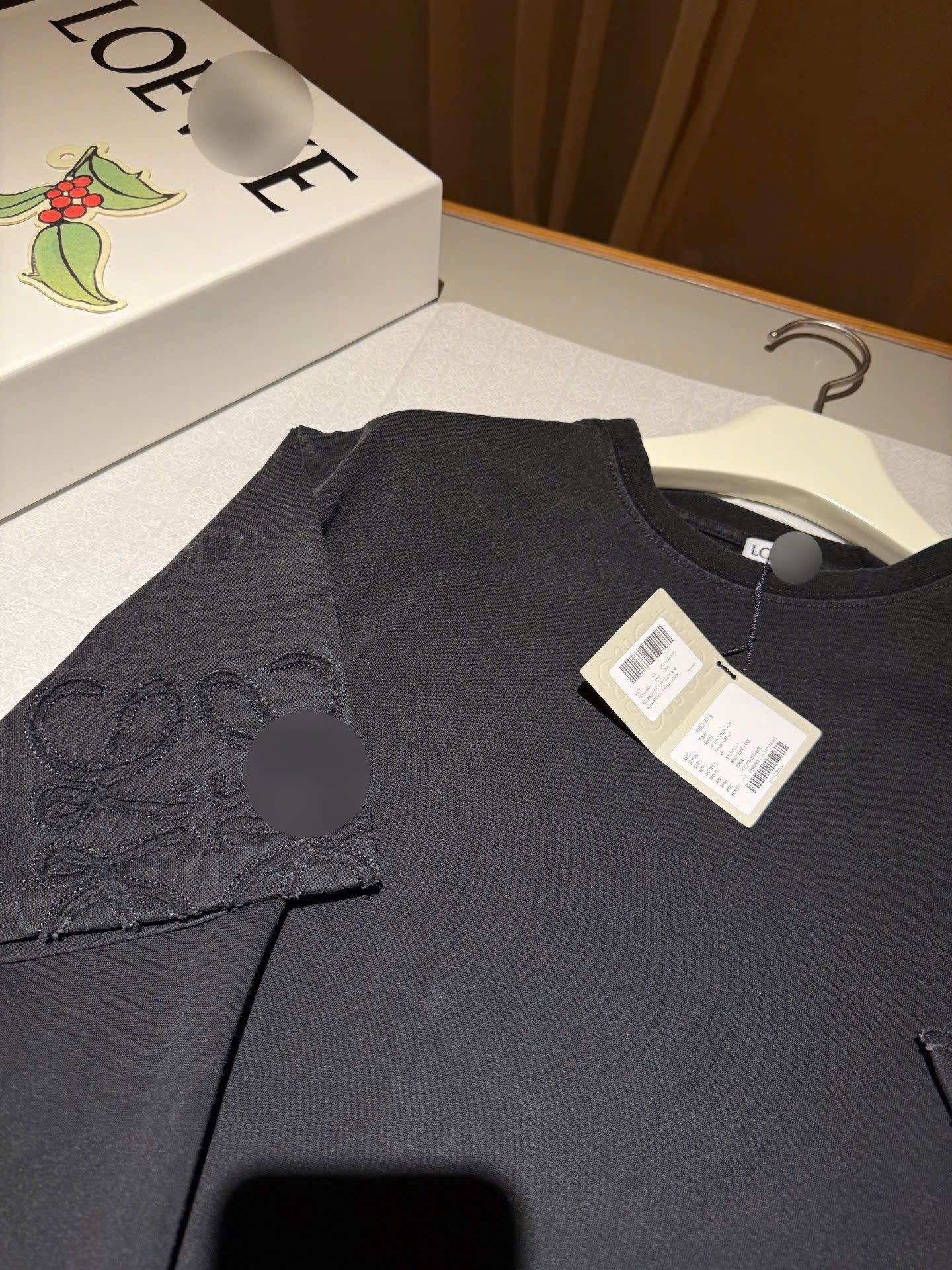  ÁO THUN LOEWE ANAGRAM SLEEVE CUT OUT (BLACK) 