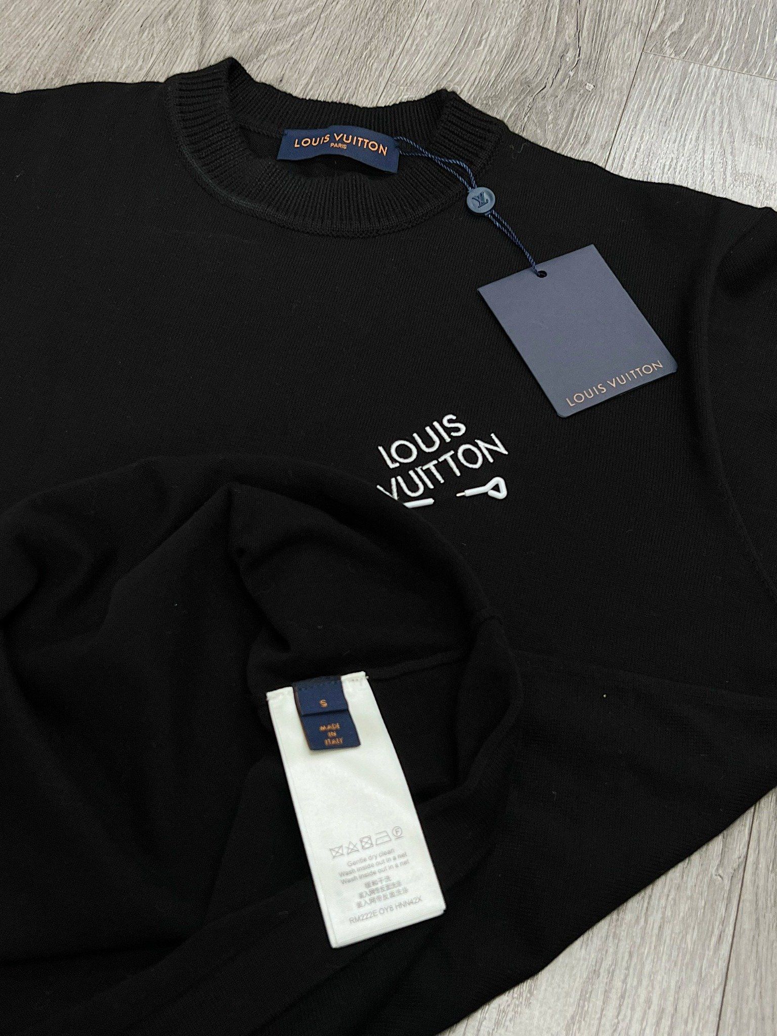  LOUIS VUITTON TEE - Áo Thun LV Wardrobe Staple (Black) [Mirror Quality] 