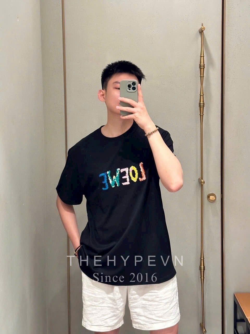  Áo Thun Loewe Relaxed Rainbow Embroidered Logo (Black) [Mirror Quality] 