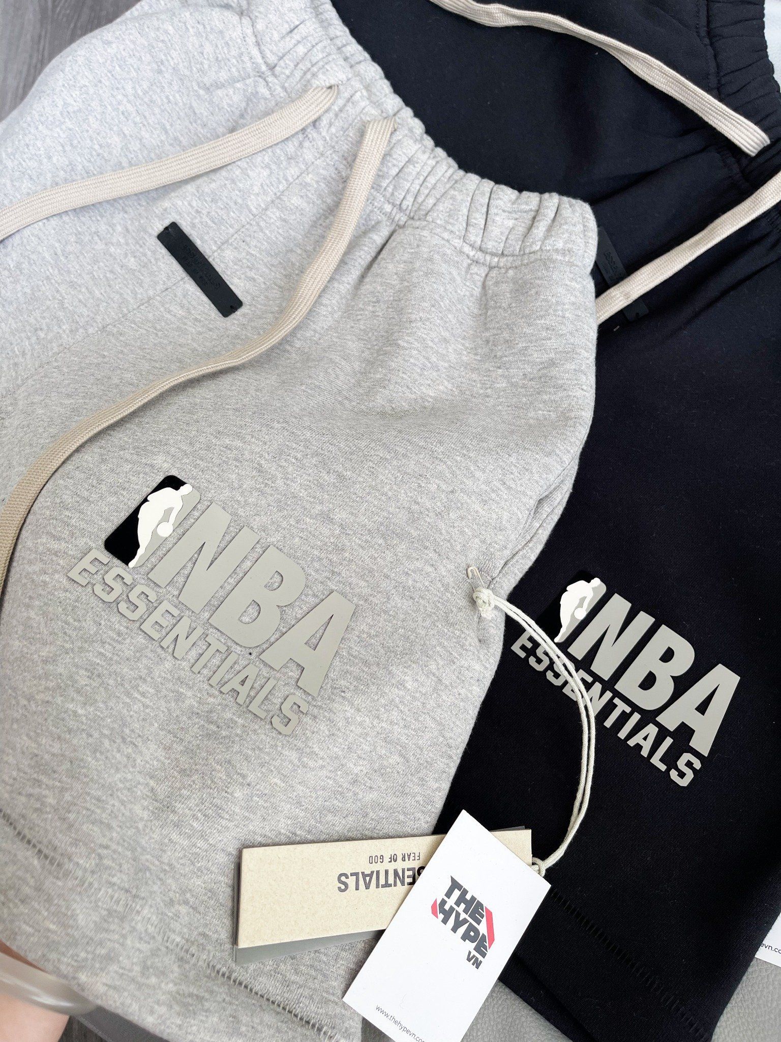  QUẦN NGẮN FOG ESSENTIALS NBA SS25 BLACK LOGO (GREY) 