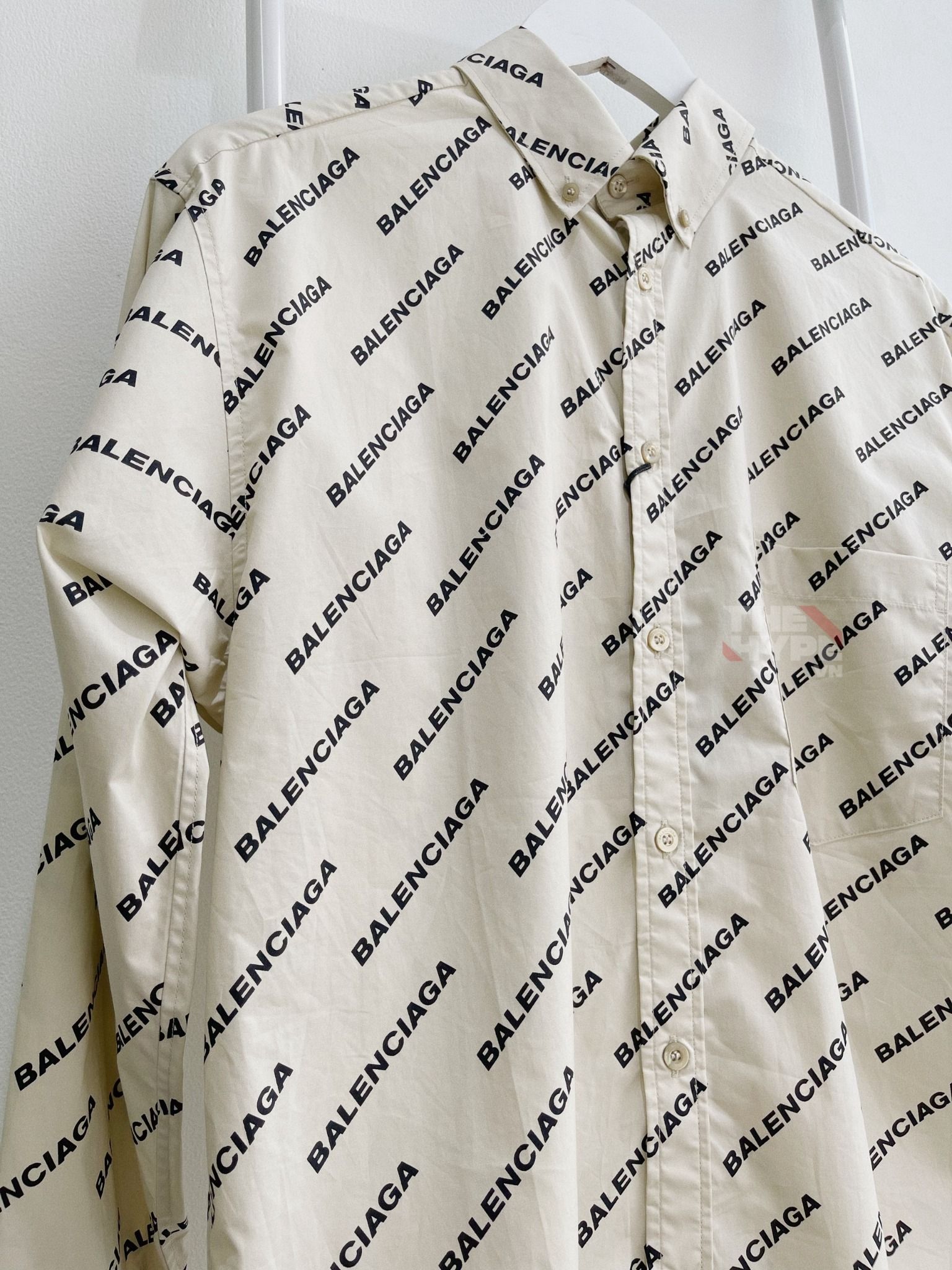 Áo sơ mi Balenciaga ngắn tay màu đen họa tiết Logo nhỏ màu vàng thời trang Mv hãy trao cho anh By Bán Quần áo Giày Sơn Tùng #30 Áo sơ mi Balenciaga ngắn tay màu đen họa tiết Logo nhỏ màu vàng thời trang Mv hãy trao cho anh By Bán Quần áo Giày Sơn Tùng