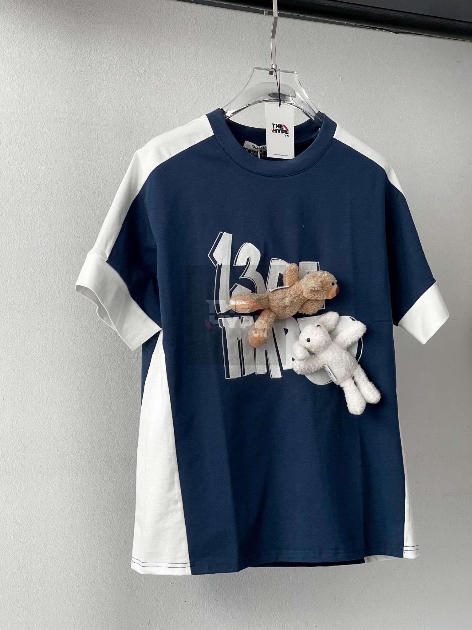  13DE MARZO TEE - Áo Thun Bear Hook&Loop Logo Coconut Milk (Navy) [Mirror Quality] 