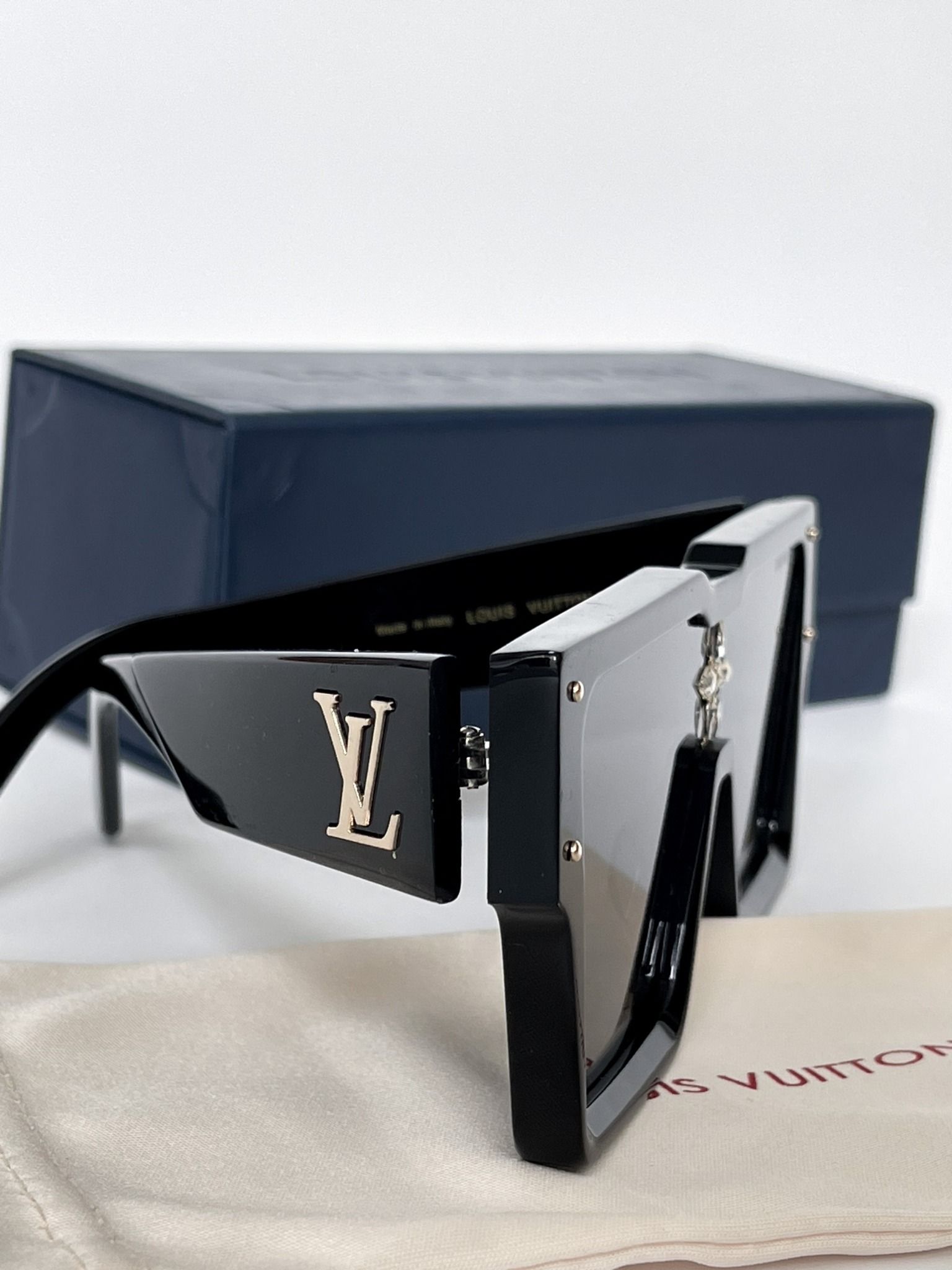 Kính Louis Vuitton Cyclone (Black) [Mirror Quality] 