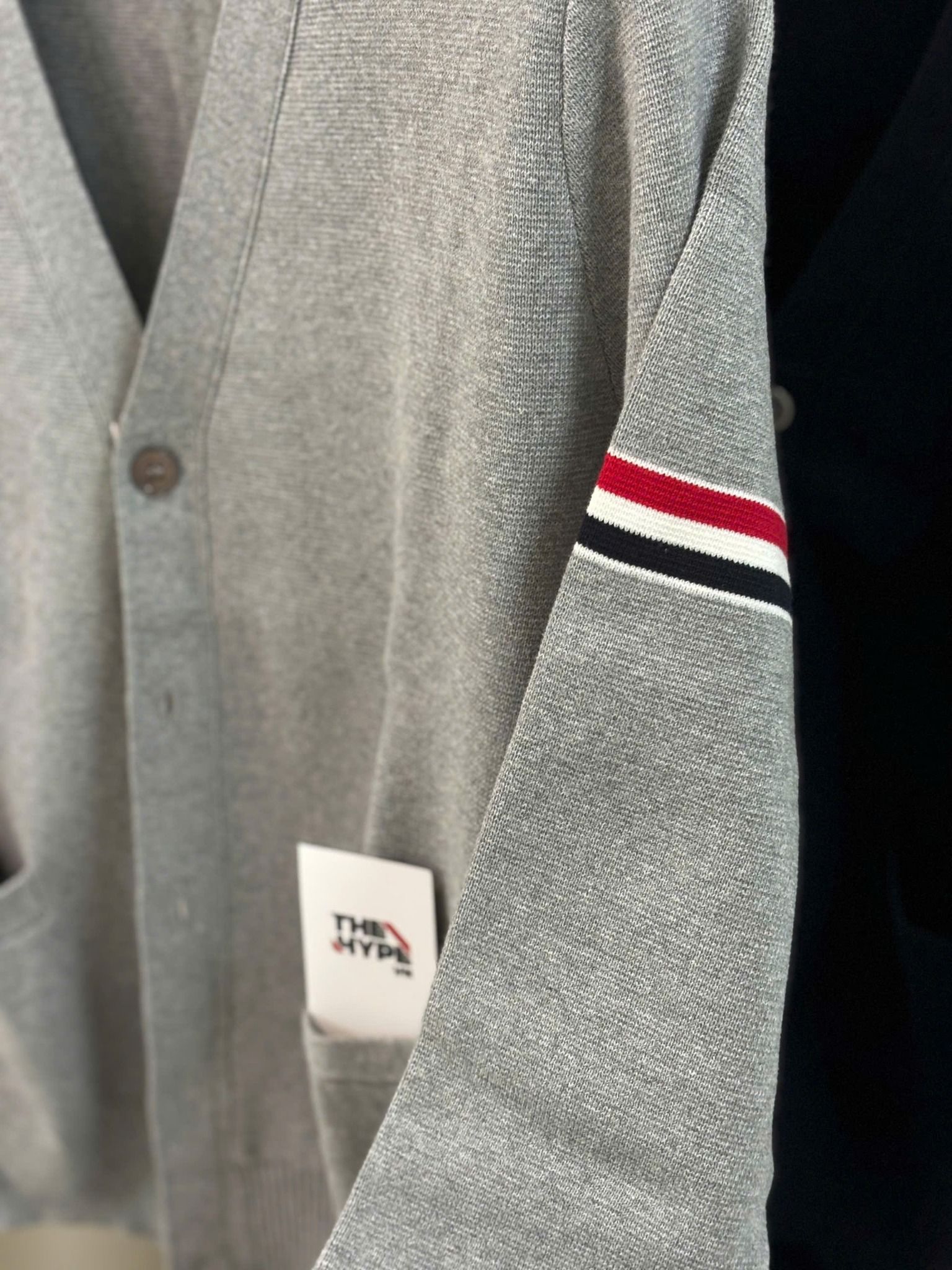  ÁO CARDIGAN THOM BROWNE TB MILANO GROSGRAIN V-NECK (GREY) 