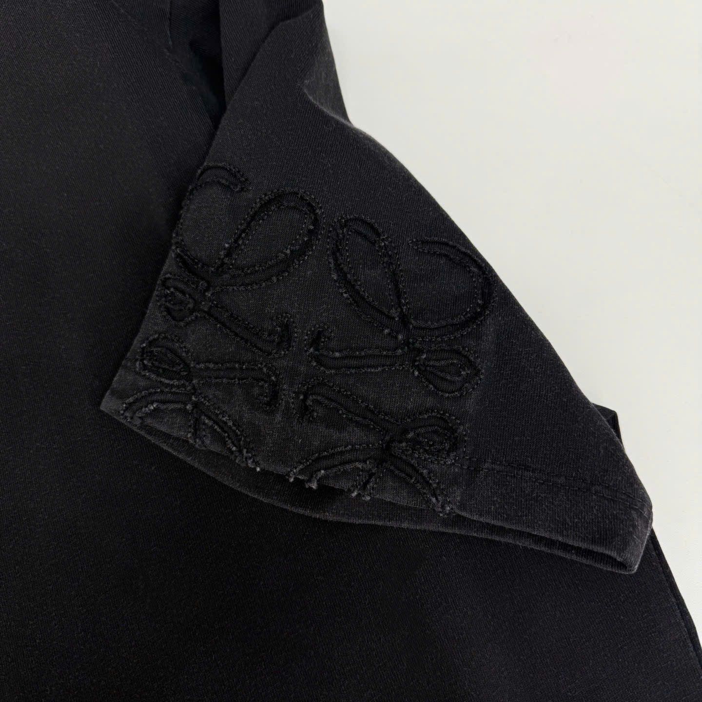  ÁO THUN LOEWE ANAGRAM SLEEVE CUT OUT (BLACK) 