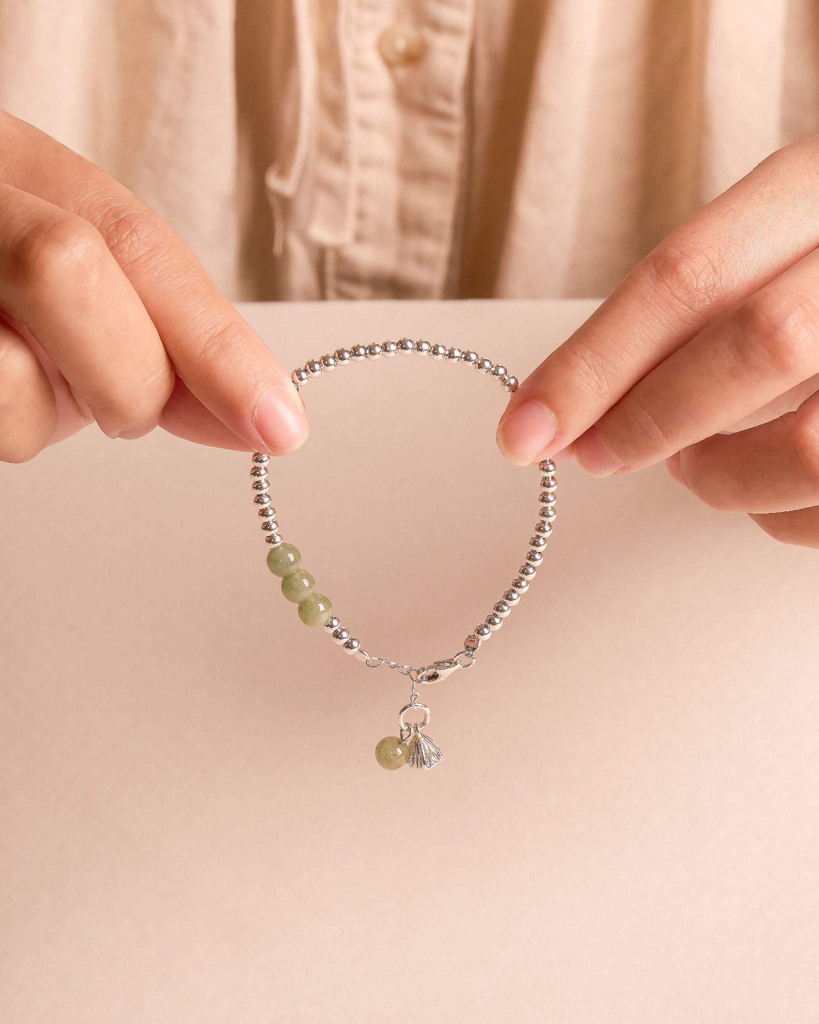  Vòng Tay Ngọc Hoà Điền Mix Charm Sen 