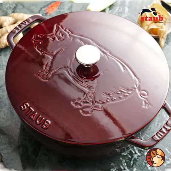  Staub - Nồi Tròn Nắp Có Hình Heo Màu Đỏ Lựu - 24cm 