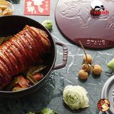  Staub - Nồi Tròn Nắp Có Hình Heo Màu Đỏ Lựu - 24cm 