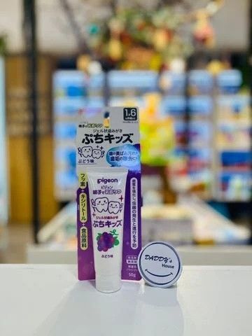 Kem đánh răng dạng gel Petit Kids Pigeon - Nho từ 18 tháng (50g)