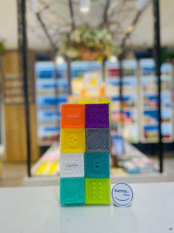 Set 8 khối vuông mềm phát triển giác quan Squeeze & Stack Block Infantino (6th)