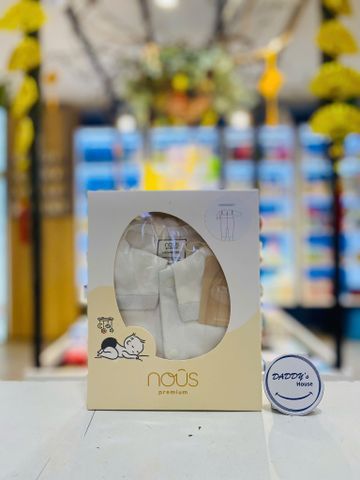 Bộ liền dài Nous có tất kẻ xanh phối trắng thêu trang trí (NB)