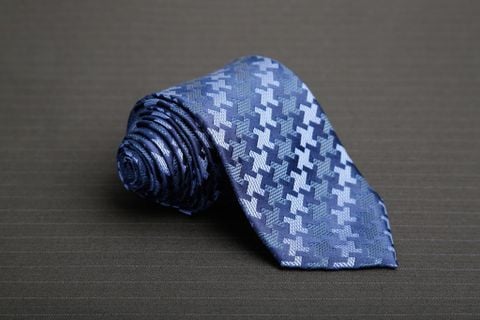 Caravat cao cấp màu xanh họa tiết đan chéo L4119 chất liệu 100% silk