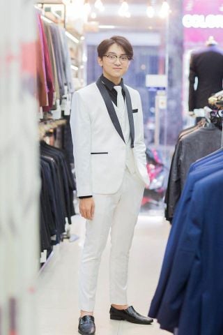 Tuxedo Trắng Nổi Bật Cho Chú Rể