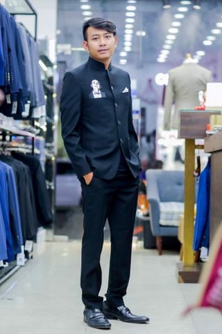 Bộ Suit Đen Cổ Trụ - Diễn Viên Thái Vũ