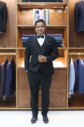 Tuxedo Đen Thanh Lịch Cho Chú Rể Nước Ngoài