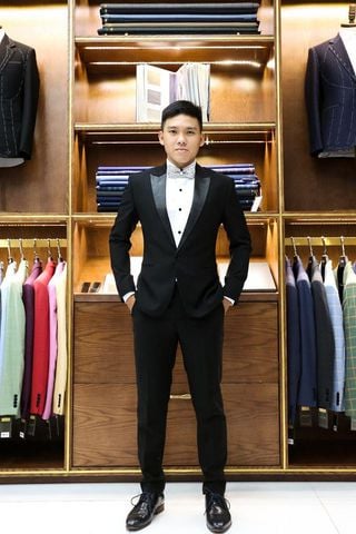 Tuxedo Đen Cổ Sam Phối Bóng Nổi Bật