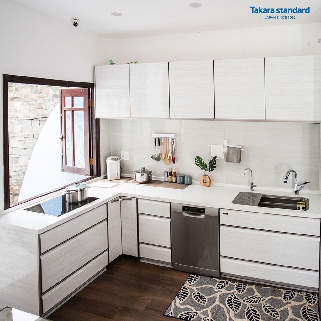 Hệ Tủ Bếp Nhật Bản LEMURE Chữ L Màu Trắng Vân Gỗ - Công Trình Thảo Điền Quận 2