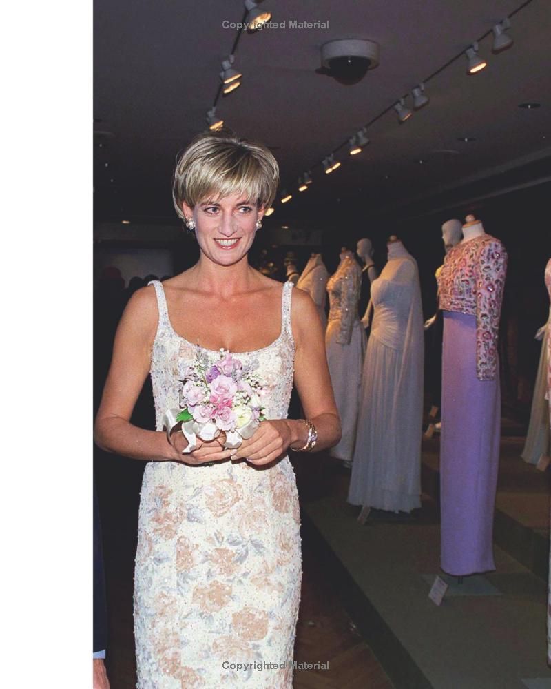  Diana: A Life in Dresses : From Debutante to Style Icon 