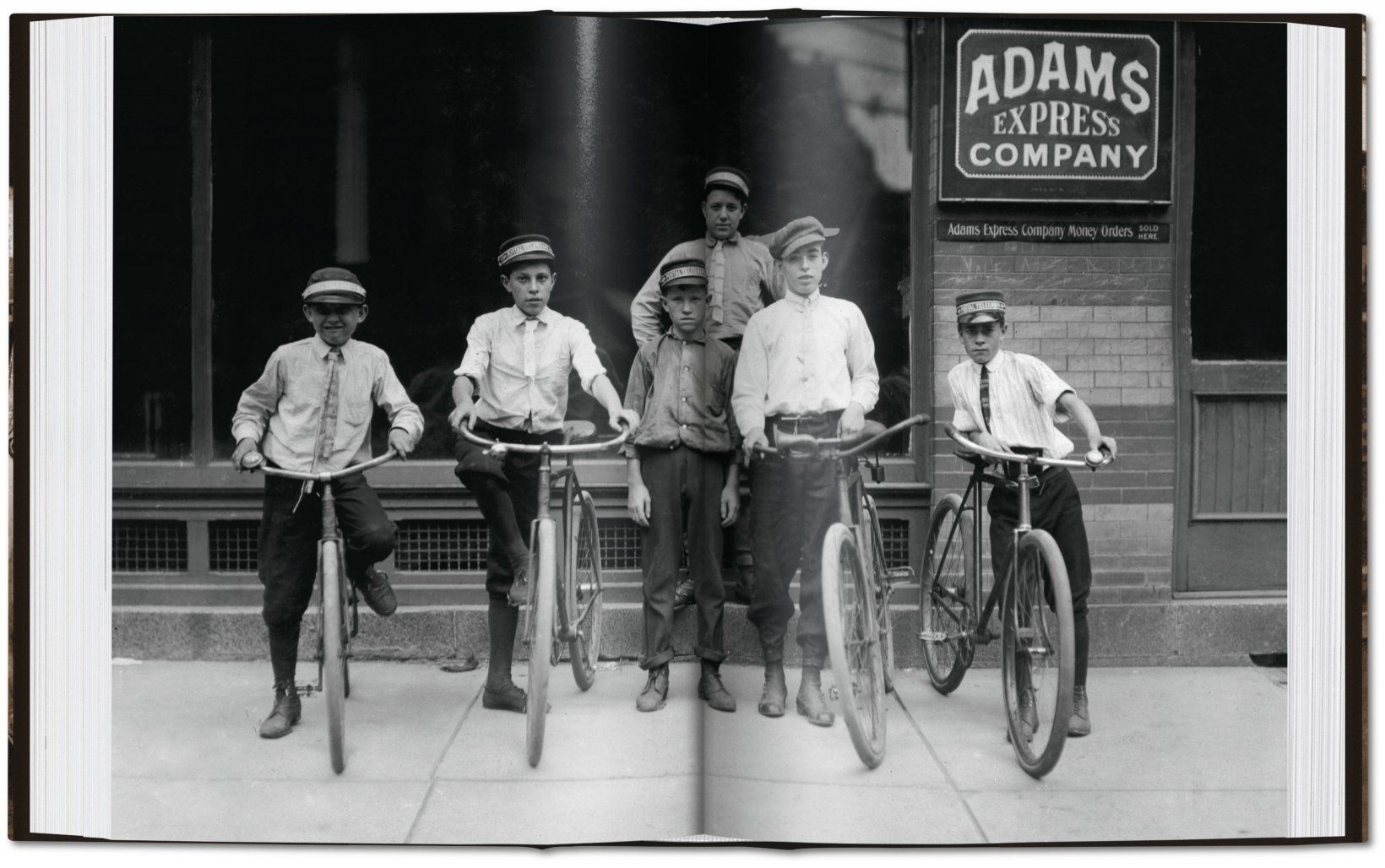  Lewis W. Hine. America at Work_Peter Walther_9783836572347_Taschen GmbH 