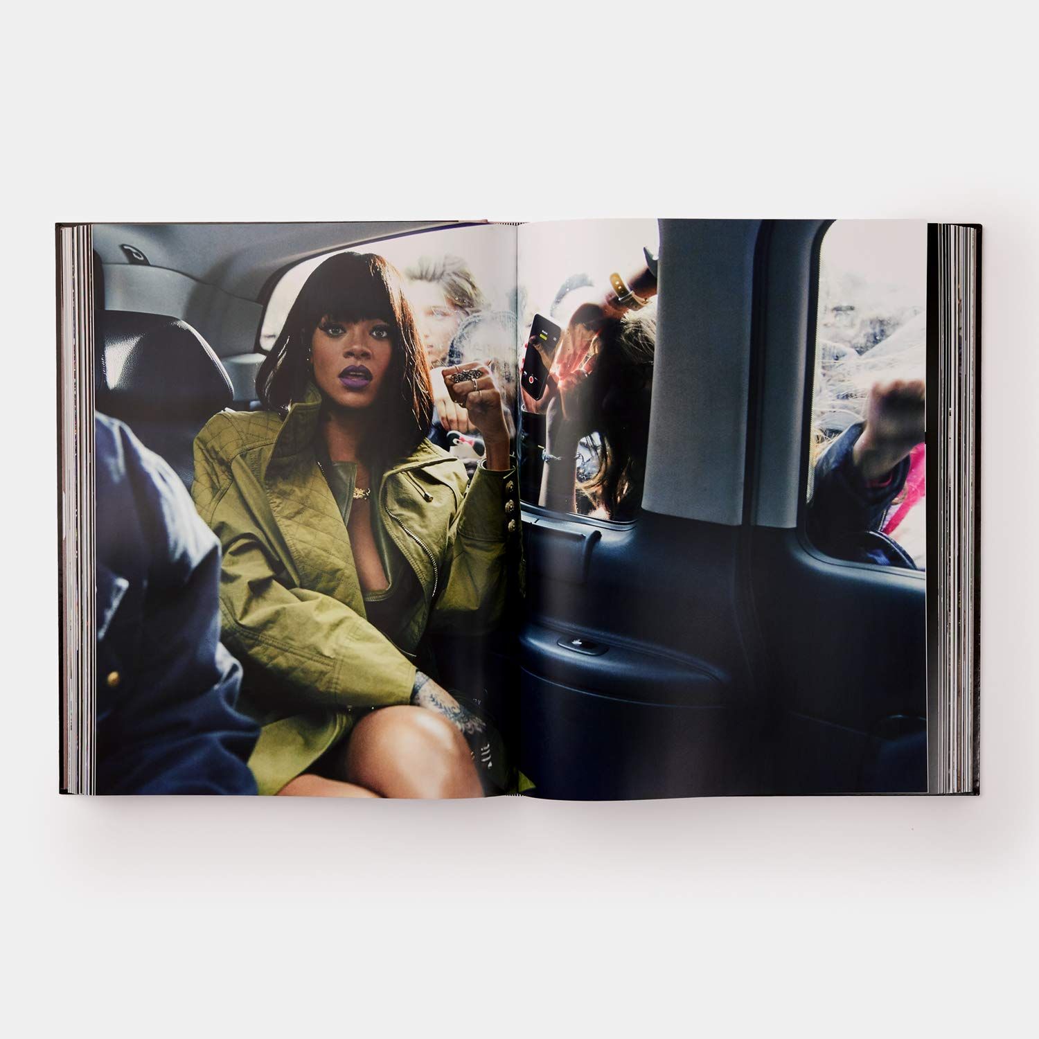  Rihanna_Rihanna_9781838660109_Phaidon 