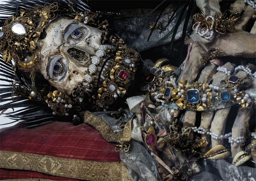  Heavenly Bodies : Cult Treasures & Spectacular Saints from the Catacombs 