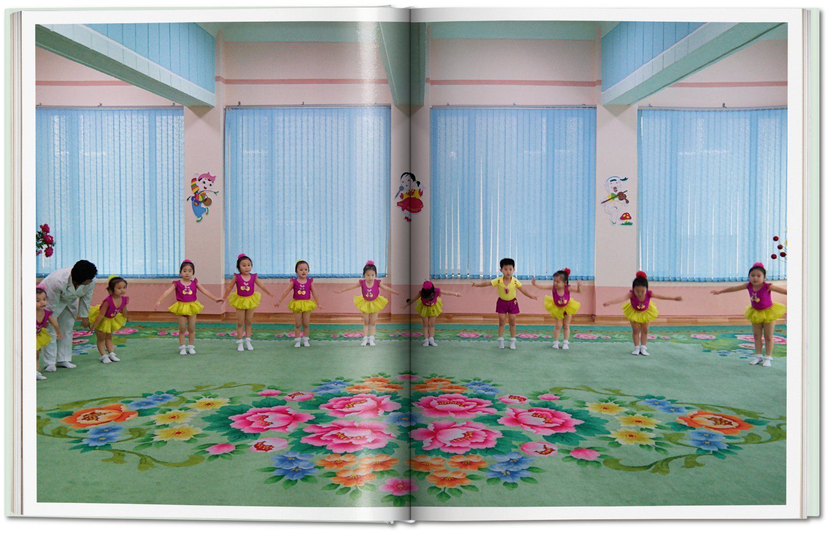  Inside North Korea_Oliver Wainwright_9783836572217_Taschen GmbH 