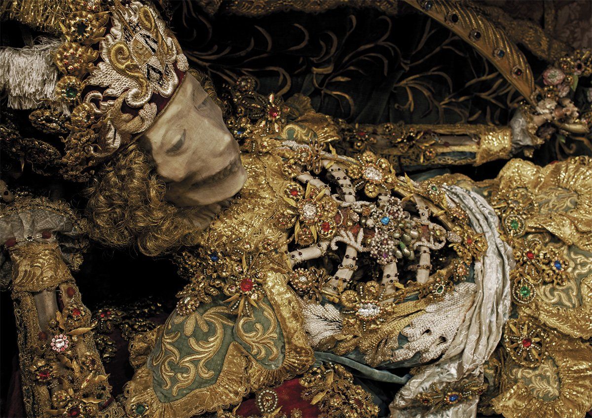  Heavenly Bodies : Cult Treasures & Spectacular Saints from the Catacombs 