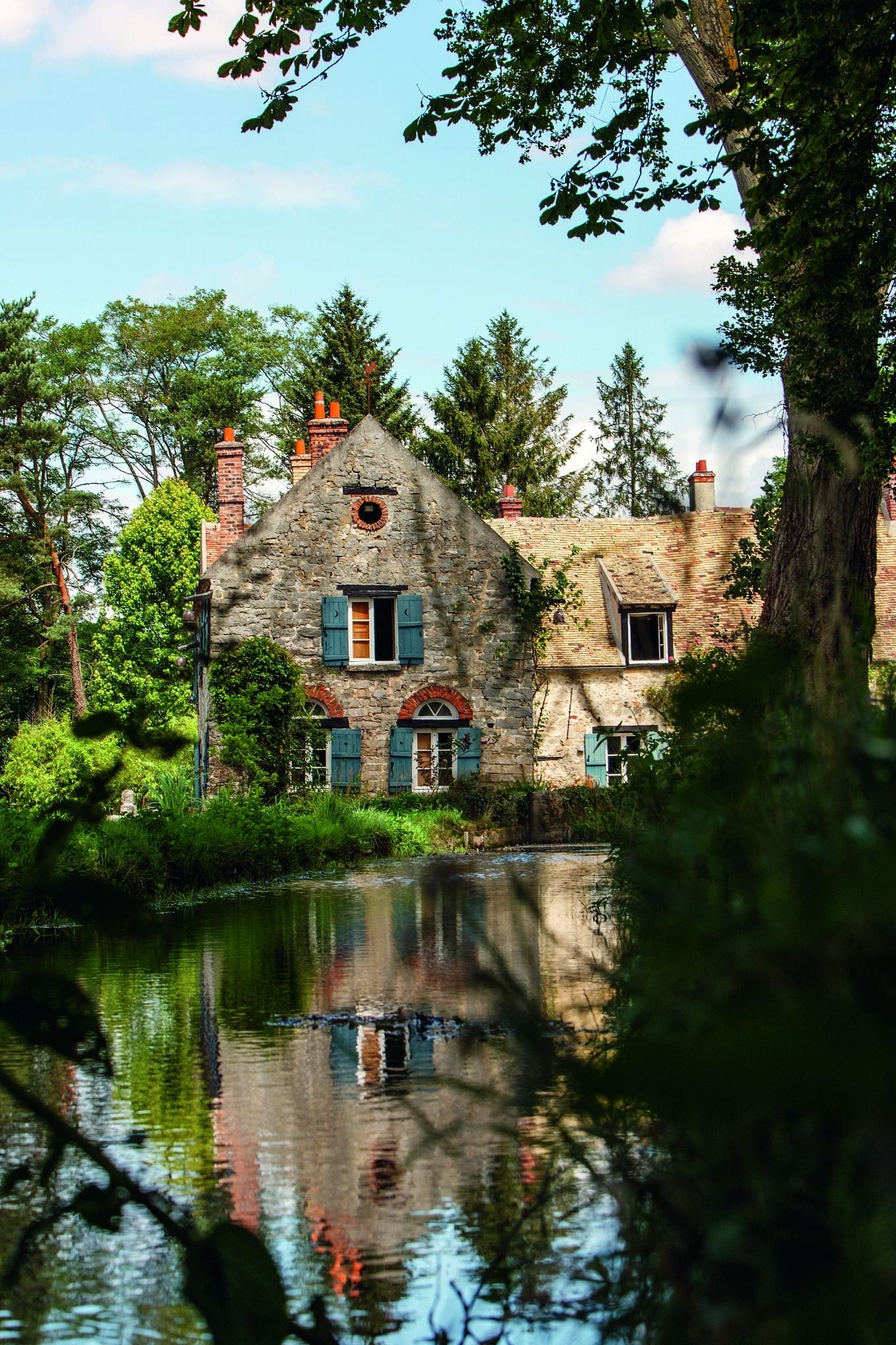  Dior:In Bloom_Jerome Hanover_9782081513488_APD SINGAPORE PTE LTD 