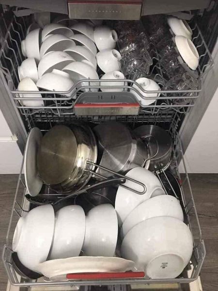 Sắp xếp bát đĩa không hợp lý là nguyên nhân dẫn đến máy rửa bát rửa bẩn