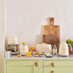 Bộ SMEG gồm ấm, máy nướng bánh mỳ và máy vắt cam màu kem