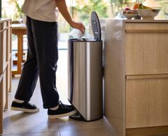 Thùng rác có bàn đạp Joseph Joseph 30L màu inox và màu cacbon