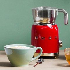 Máy đánh bọt sữa Smeg đỏ MFF01RDEU