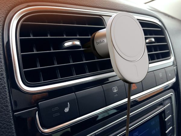 Giá đỡ iPhone BOOSTCHARGE PRO Belkin cho xe hơi, có sạc không dây Mag_safe 15W WIC008