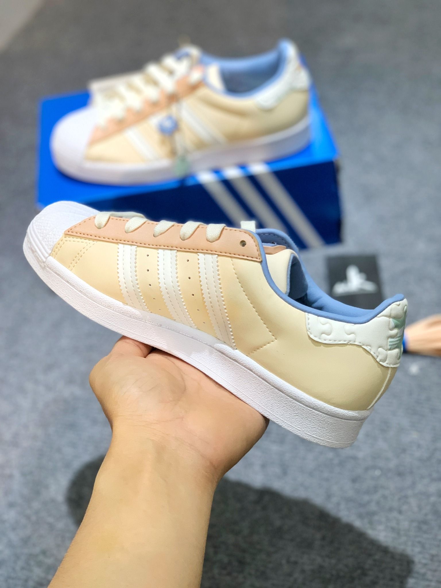  GZ3414 Superstar Ecru Tint Ambient Sky 