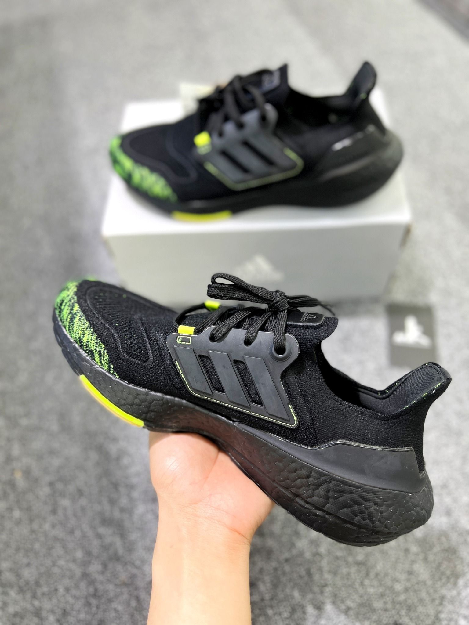  GX5915 Ultraboost 22 Black Solar Yellow 