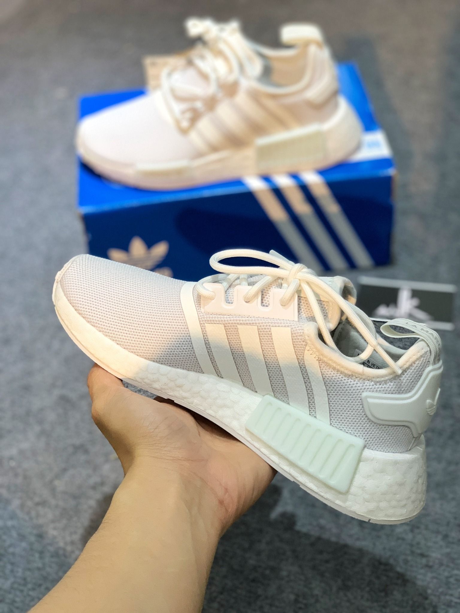  H02334 NMD R1 Cloud White 