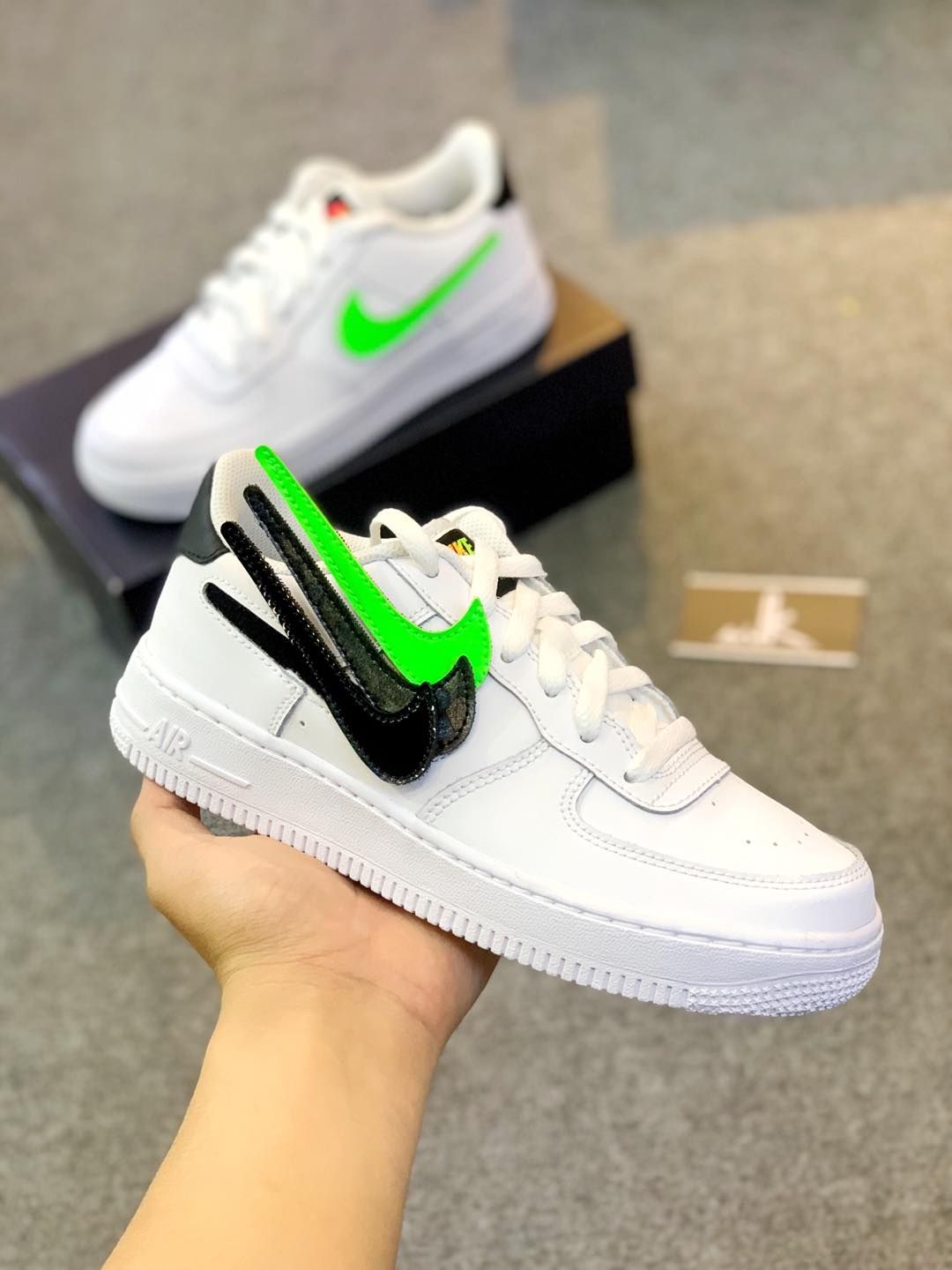  AR7446-100 Air Force 1 Change Swoosh 