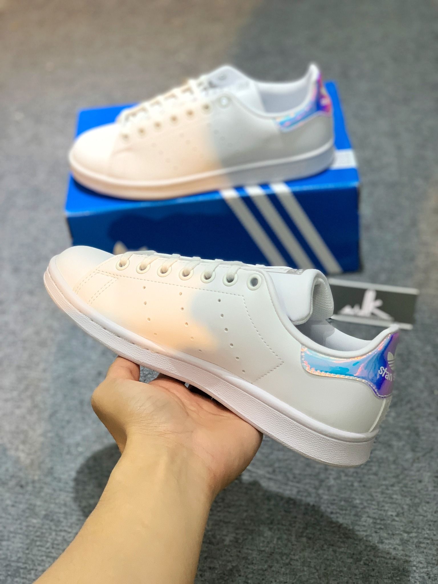 Stan smith hologram clearance giá