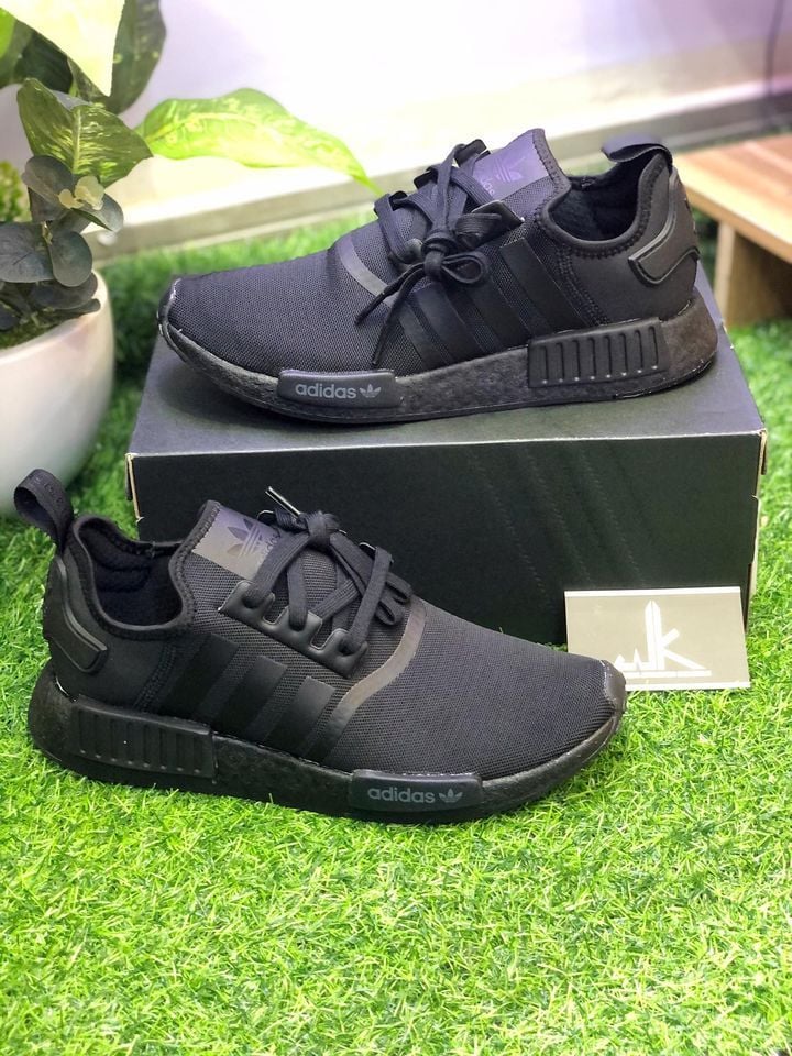  FV9015 - NMD R1 Triple Black 