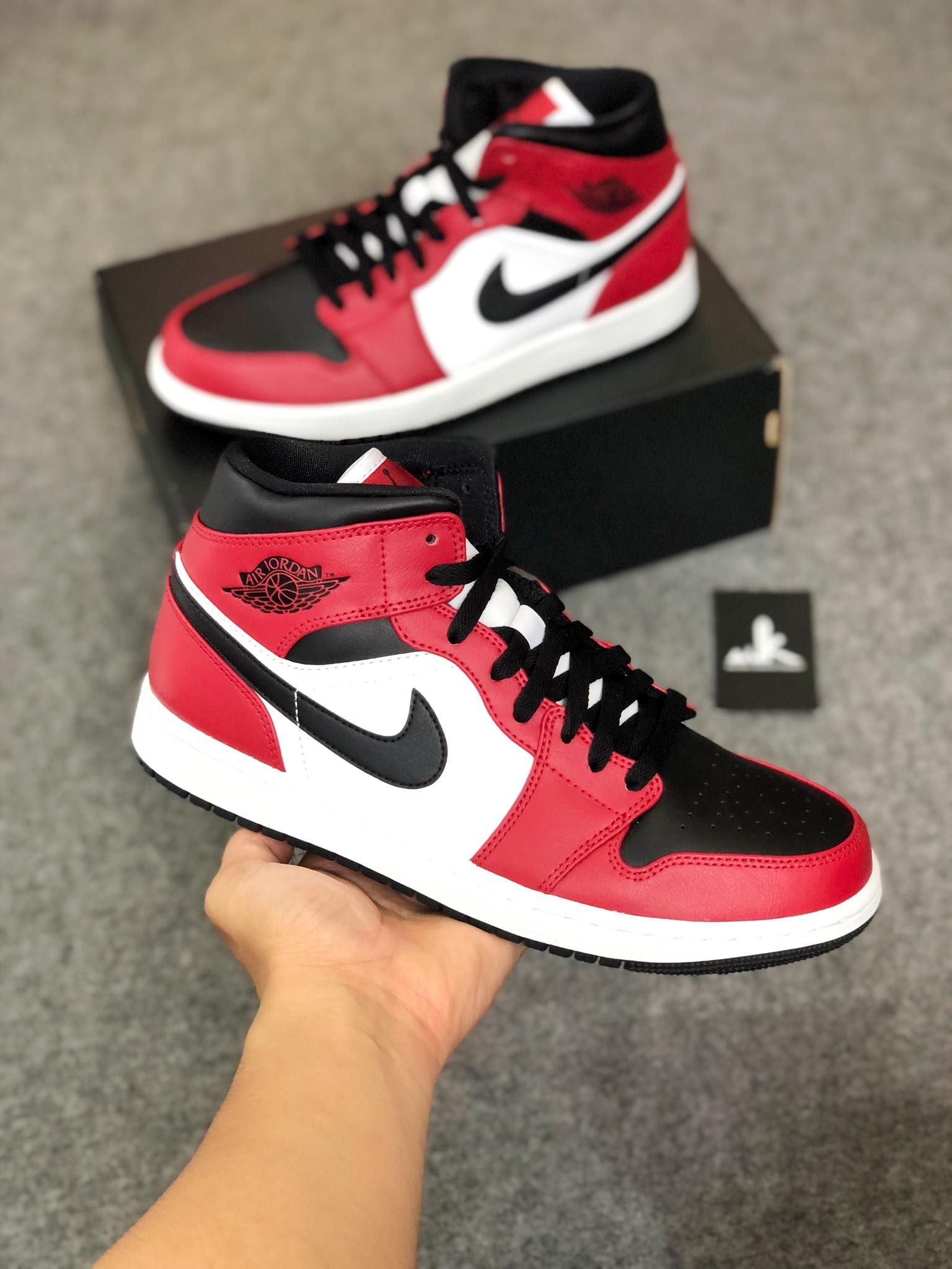  554724-069 Jordan 1 Mid Chicago 