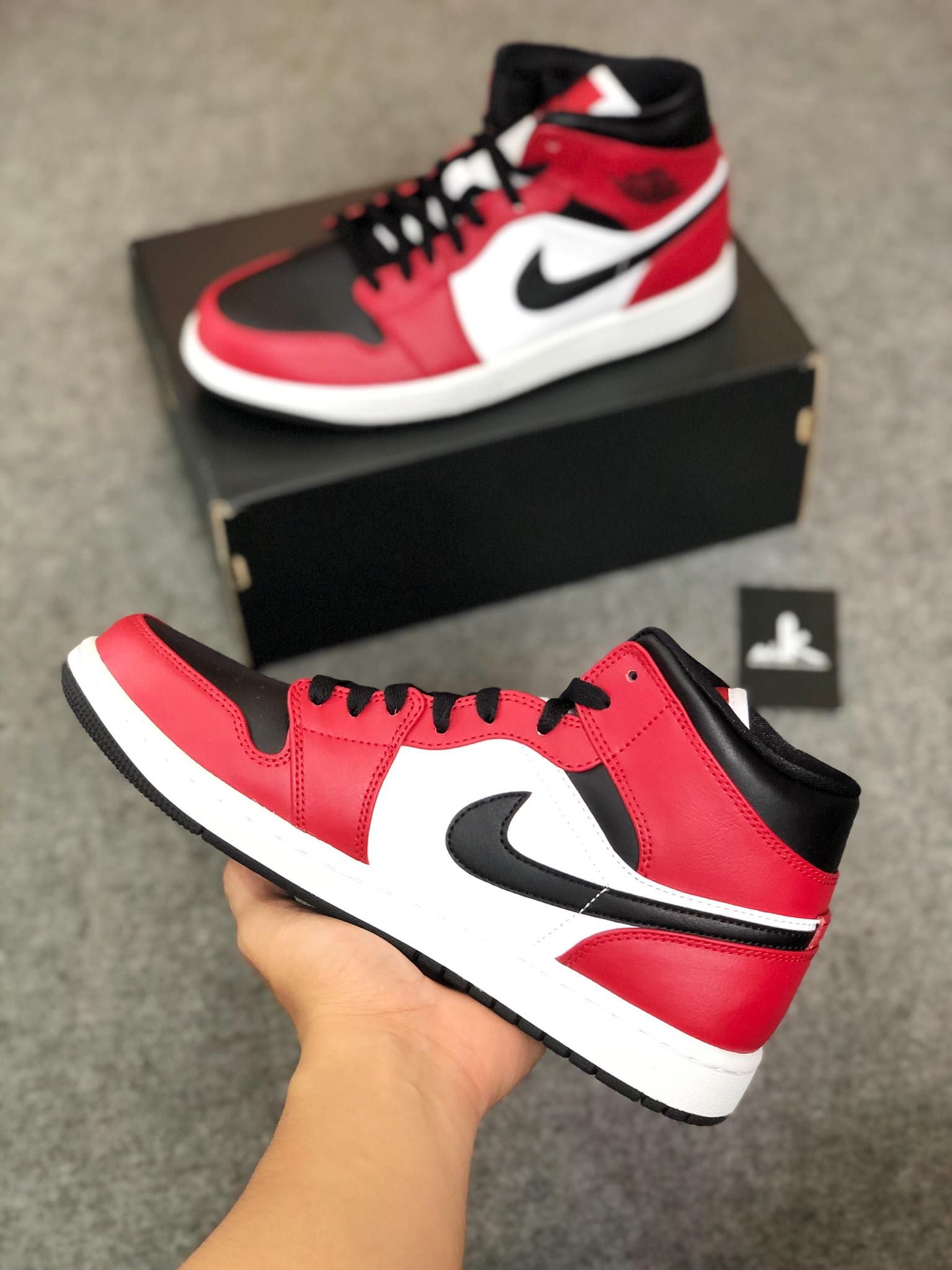  554724-069 Jordan 1 Mid Chicago 