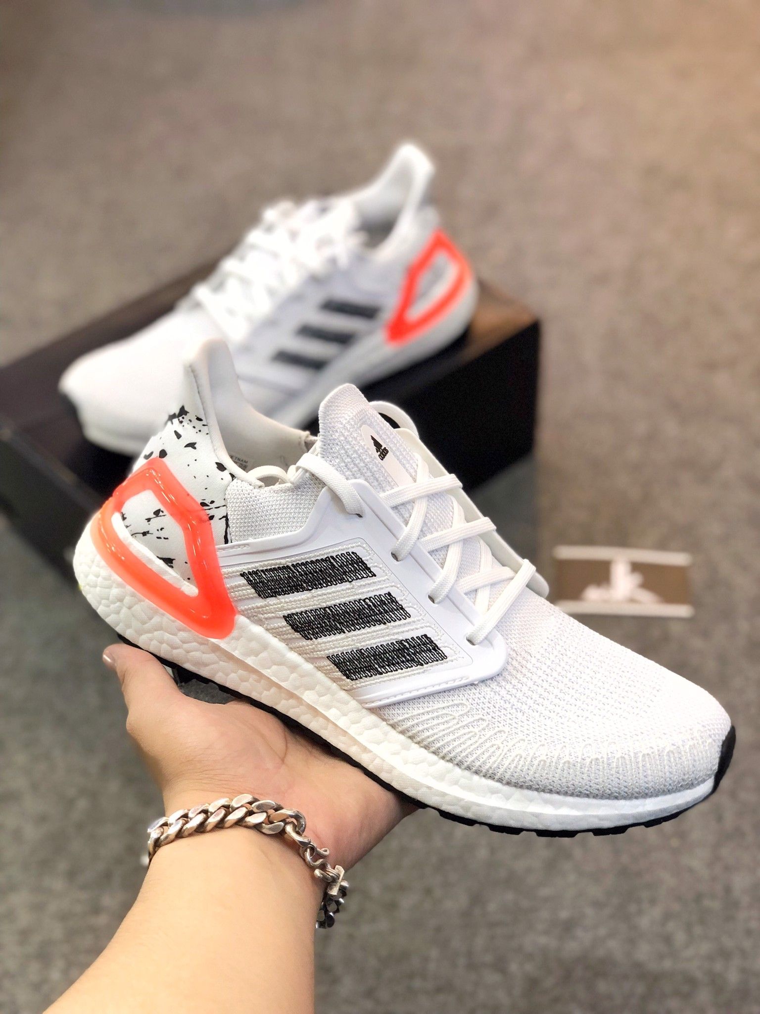  EG0699 - Ultraboost 2020 