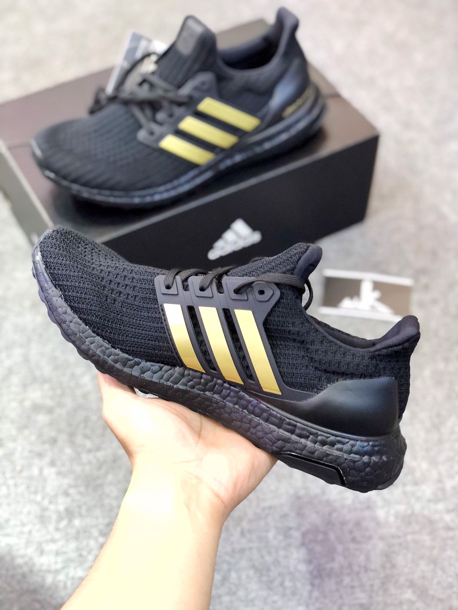  FU7437- Ultraboost 4.0 DNA Black Gold 