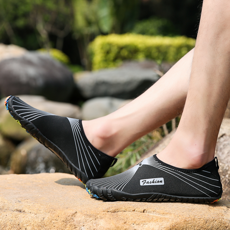  Giày đi biển họa tiết lưới nhện nền đen - Adult water beach shoes - SA052 