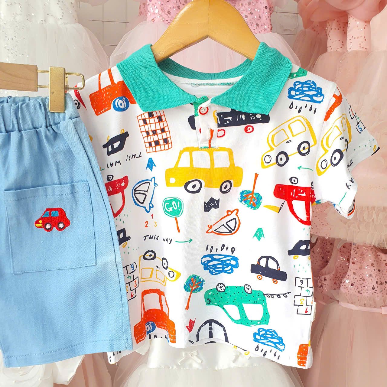  S42 _ Bộ bé trai áo cổ trụ in hình ô tô phối quần jean denim mềm mại _ Beekids 
