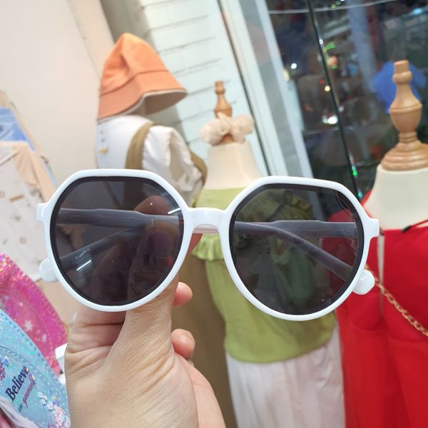  Kính râm cho bé chống ánh sáng xanh và tia cực tím sành điệu 