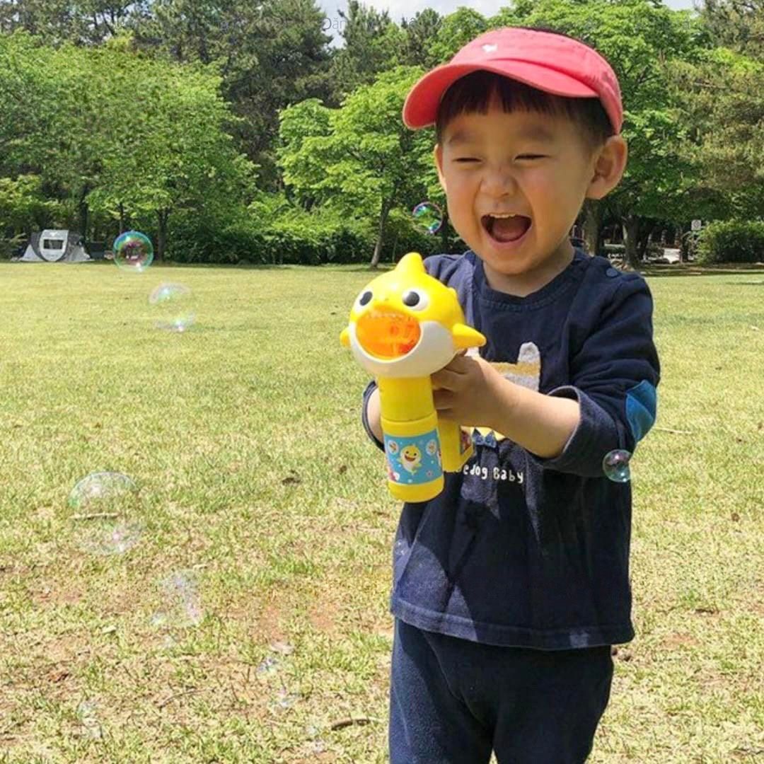 Thổi bong bóng phát nhạc Baby Shark của hãng Pinkfong 