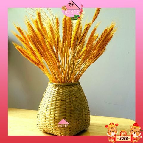 Bình hoa tre decor cùng bông lúa vàng xinh xắn để trang trí decor phòng làm việc