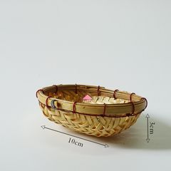 Nôi tre mini trang trí kèm dây đỏ độc đáo