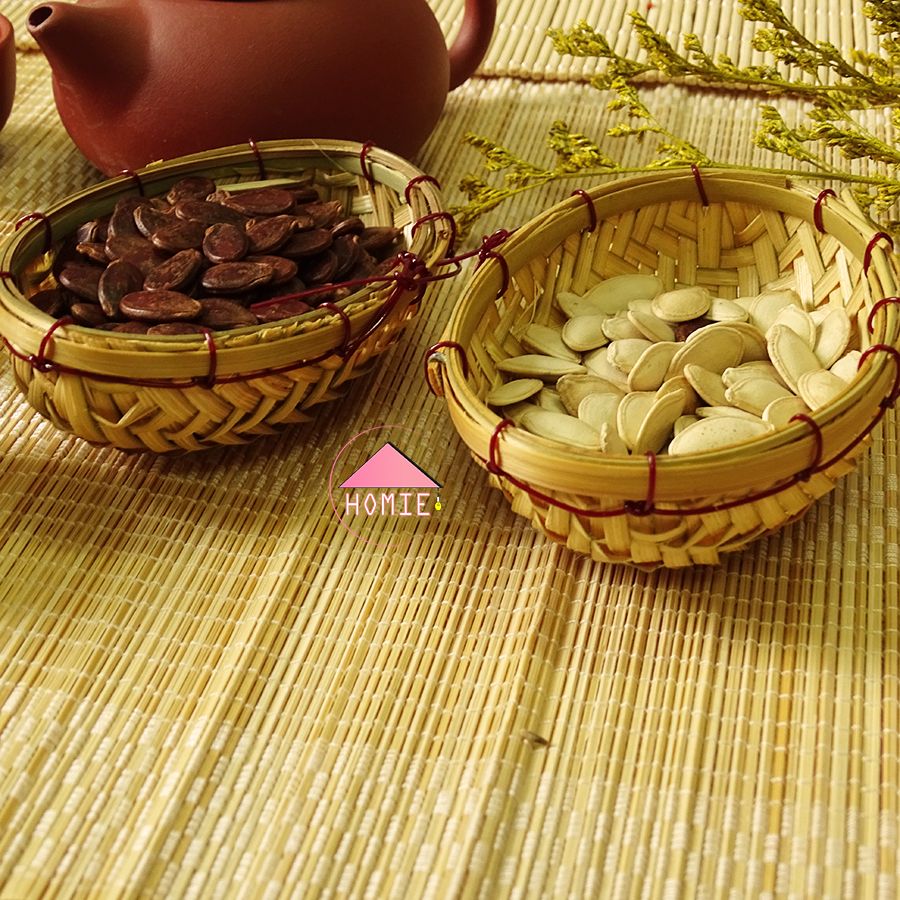 Nôi tre mini trang trí kèm dây đỏ độc đáo